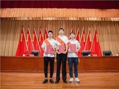 k1体育集团杨靖、周天赐、肖正国被授予“长沙工匠”称呼！